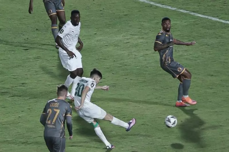 الغاني دانيال لاريا حكمًا لمباراة كايزر تشيفز والمصري في الكونفدرالية 